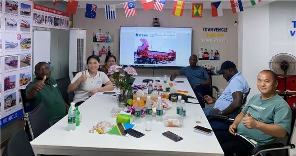 Le client sénégalais a amené ses amis pour négocier le chargeur de conteneurs