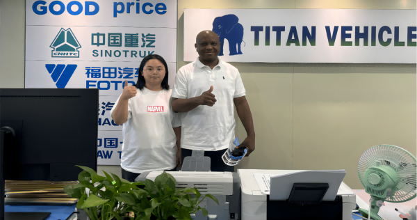 Le client malien est venu à Guangzhou pour commander cinq camions tracteurs HOWO