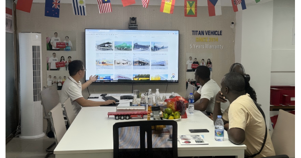 Les clients sénégalais sont venus à Guangzhou pour commander 6 unités de semi-remorque de clôture à 4 essieux