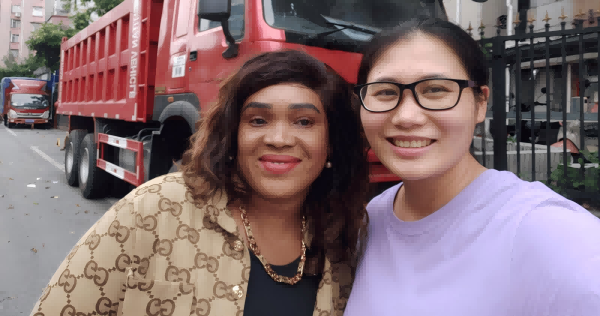 Cette cliente congolaise est venue à Guangzhou pour commander un camion benne HOWO