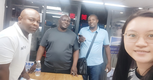Ces clients gabonais sont venus commander 6 unités de semi-remorques plateaux à 3 essieux de 40 pieds