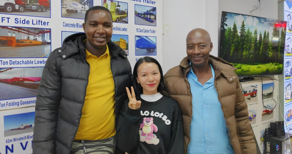 Ces deux clients maliens sont venus commander 5 citernes de carburant de 45000 litres