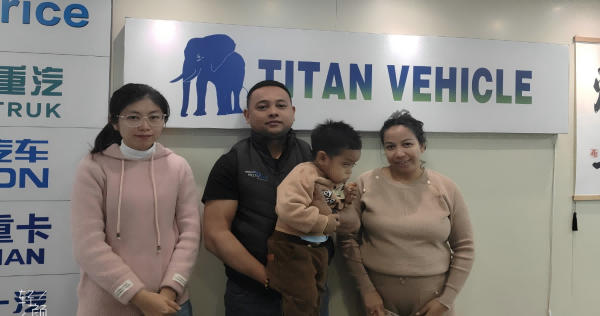 Un couple malgache est venu commander trois plateaux à 3 essieux de 40 pieds