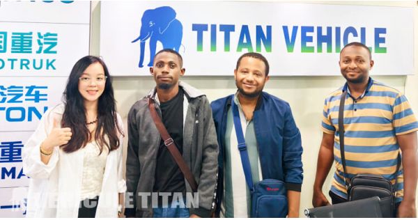 Un Client Guinéen a Visité Titan et a Acheté une Semi Remorque Benne