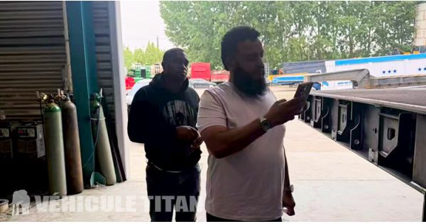 Client Sénégalais a Visité Titan et a Acheté une Semi Remorque Plateau