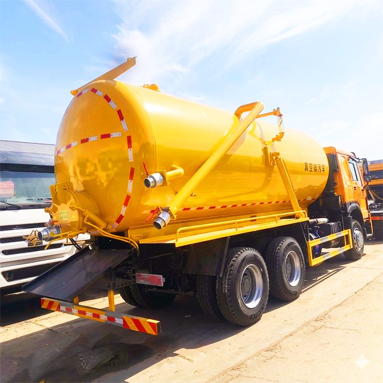 Camion d'aspiration des eaux us&eacute;es
