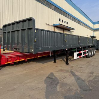 Semi-remorque à ridelles rabattables pour marchandises